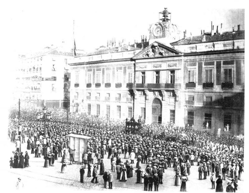 El cortejo fúnebre de Emilio Castelar a su paso por la Puerta del Sol en mayo de 1899. | El Mundo Naval Ilustrado.