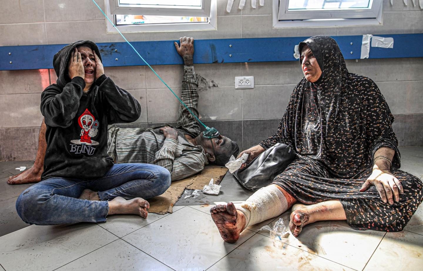 Heridos en un pasillo del hospital Al-Shifa, el mayor de Gaza. / Mohammed Zaanoun