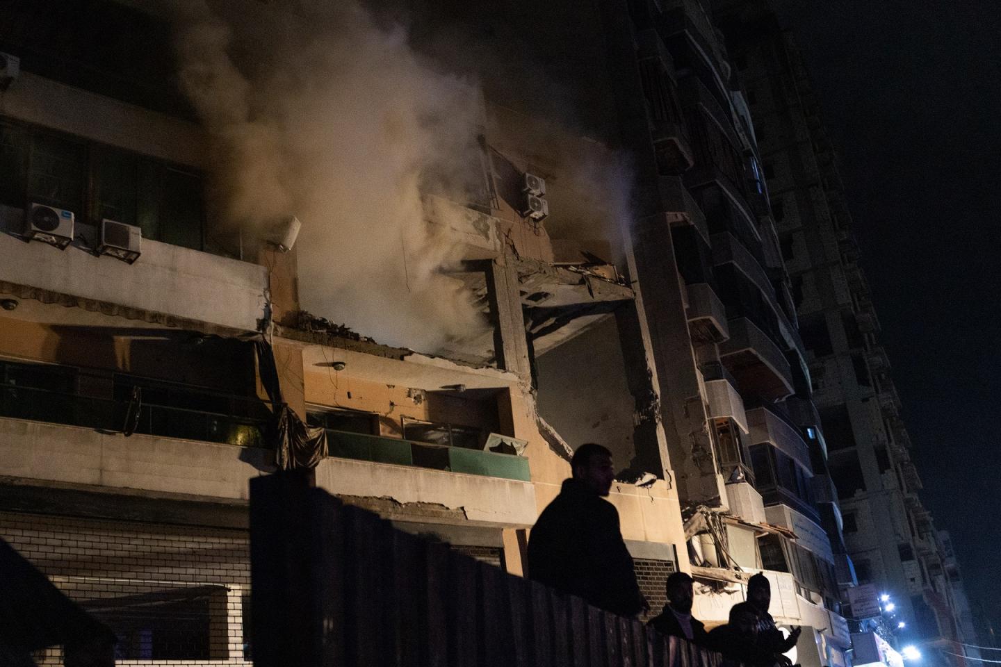 Minutos después del ataque al tercer piso del edificio de Dahie, bastión de Hezbolá, donde se produjo el asesinato quirúrgico de Saleh Al-Arouri durante una reunión del grupo con la Jihad Islámica Libanesa. Siete personas murieron, tres miembros de Hamás y cuatro de la Jihad Islámica. / M.M. 