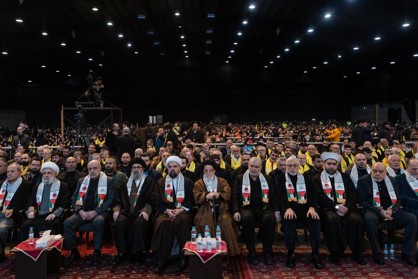 Líderes de Hezbolá y sus aliados en la primera fila del discurso del miércoles de Hassan Nasrallah, al que acudieron miles de personas. / M. M. 