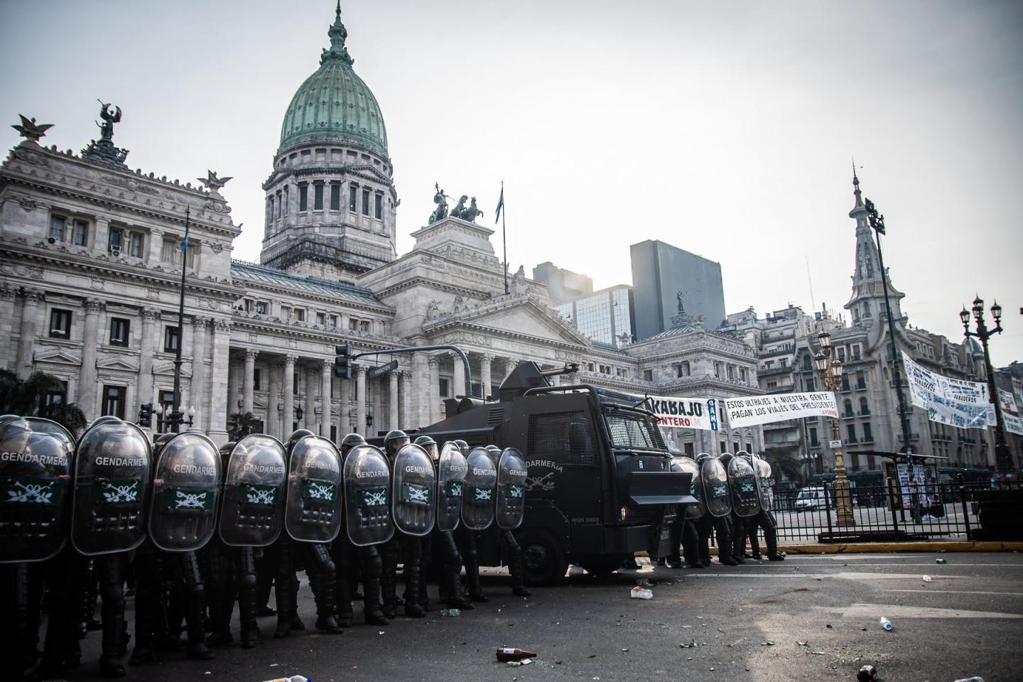 El Senado argentino, completamente rodeado de policía durante la votación de la Ley Bases. / S. M.