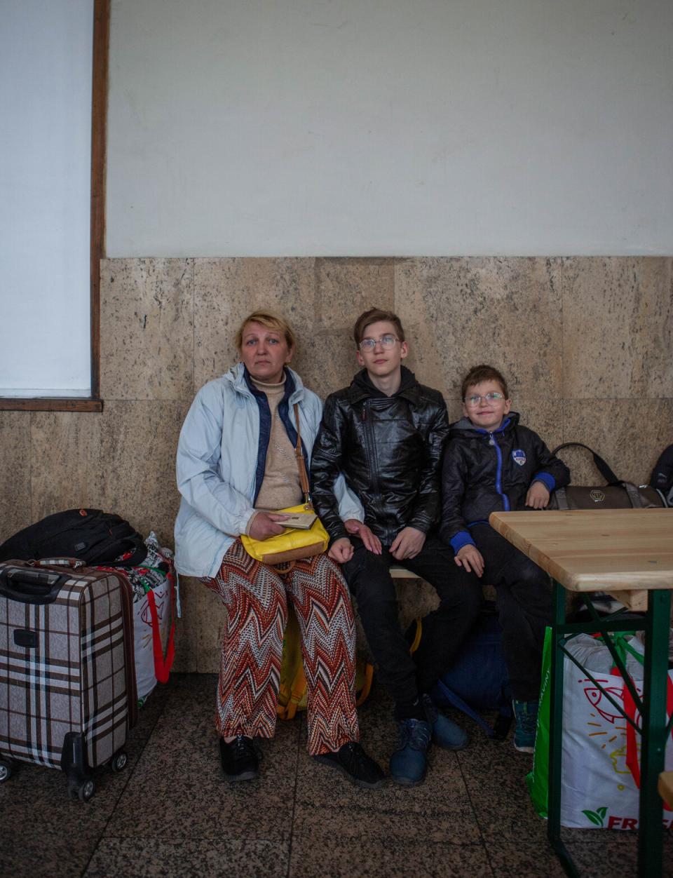 Juliana y sus hijos pequeños descansan en la Estación Central de Praga. / Marta Maroto