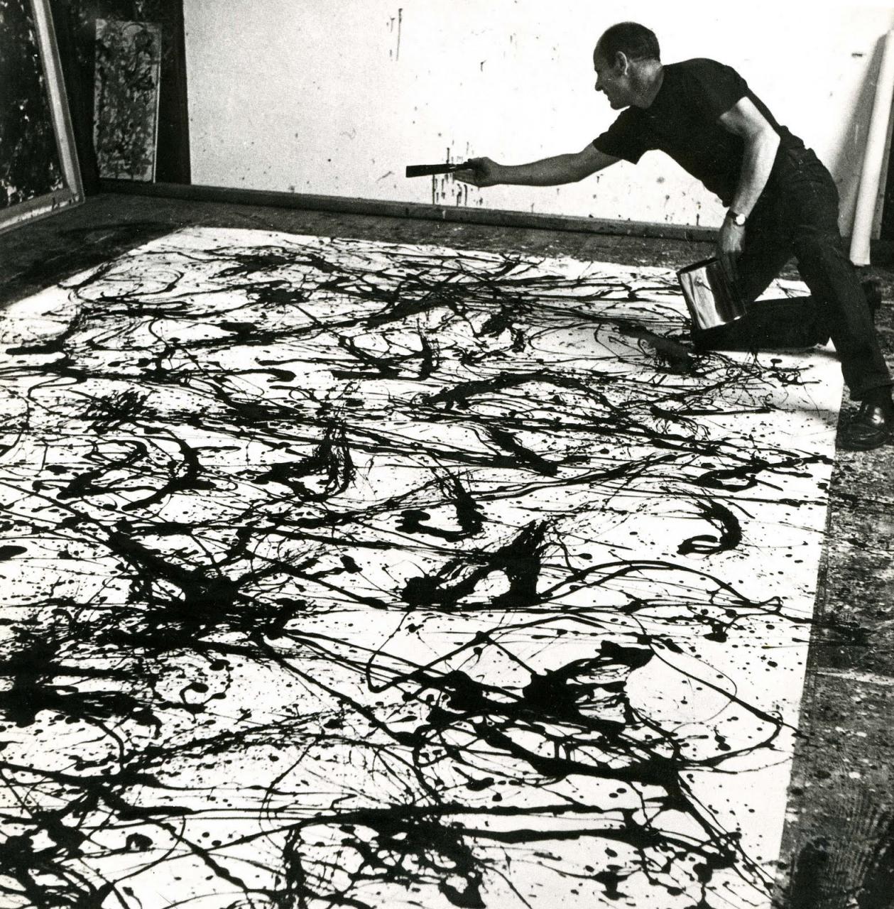 Jackson Pollock trabajando en su estudio en 1950. 