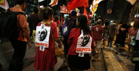 Manifestantes en favor de Dilma Rousseff han salido en la calle este lunes en diversas ciduades brasileñas en protesta contra el proceso contra la mandataria / REUTERS