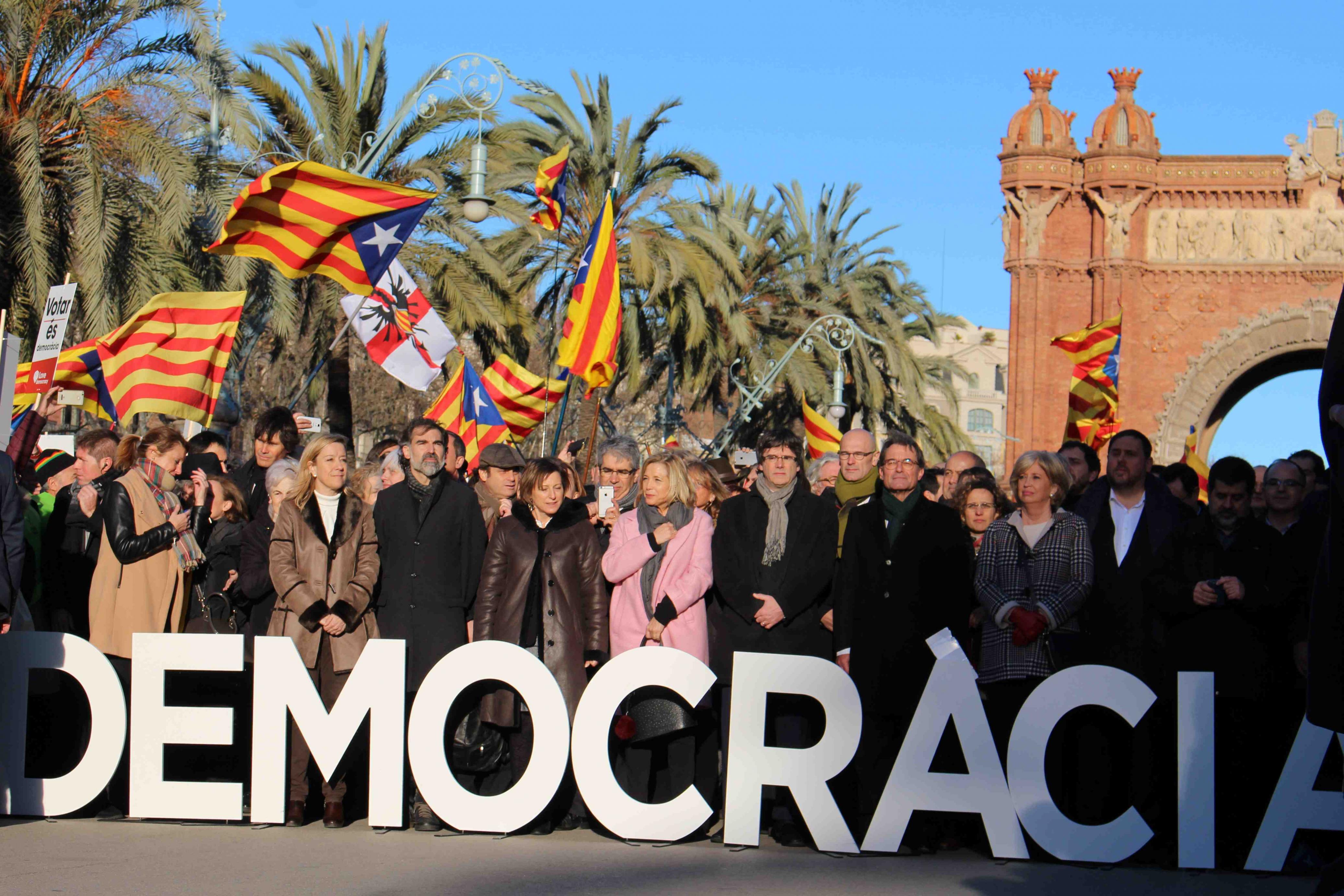 Carles Puigdemont, Oriol Junqueras y otros líderes independentistas se manifiestan junto a los acusados por la consulta del 9N. / Elise Gazengel 