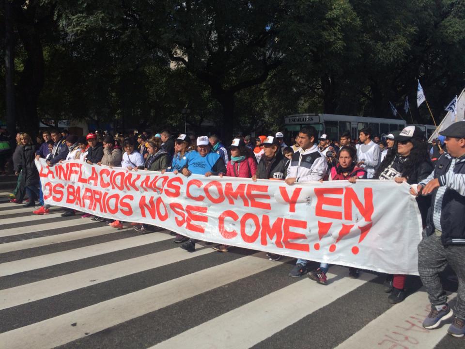 Imagen de los piqueteros durante la manifestación Marcha Federal. 1 de junio, Buenos Aires.