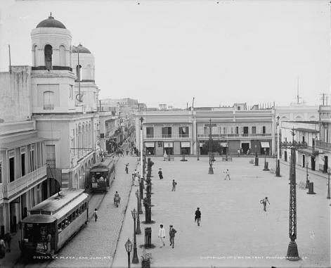 Ayuntamiento de Viejo San Juan, en la Plaza de Armas. 1902 / Archivo General de Puerto Rico
