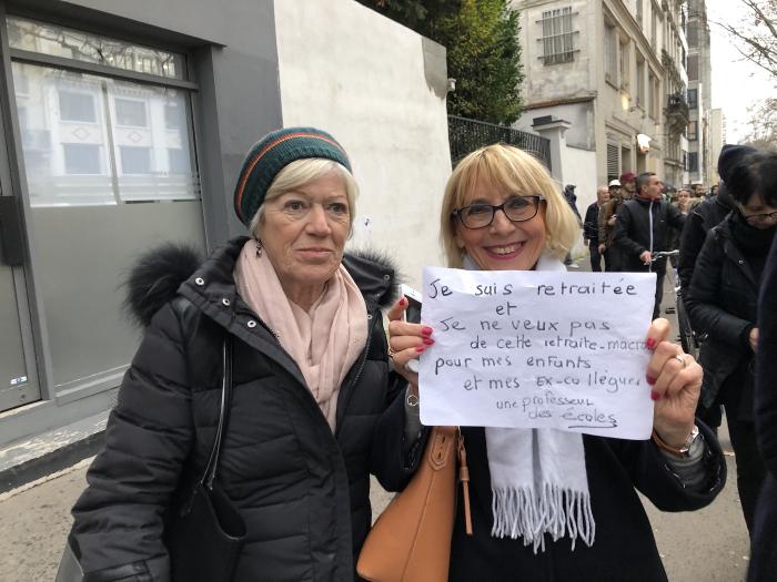 Brigitte Baly-Borrull, de 66 años, en la manifestación junto con una amiga jubilada