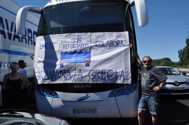 La caravana de apoyo a los refugiados, en un atasco cerca de Montpellier.