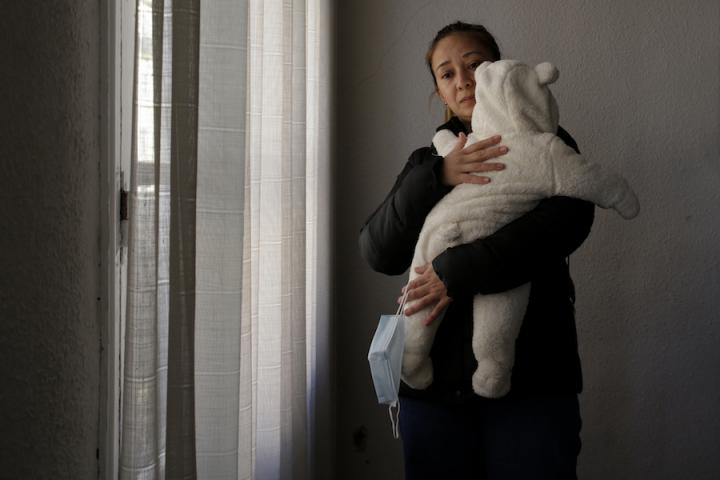 Estela junto con su hijo Gonzalo de dos meses en el salón de su casa. Ella lleva viviendo junto con su esposo y su hijo recién nacido en el edificio de Cáceres siete (7) desde el años 2013 hasta la actualidad. Eduardo Oyana