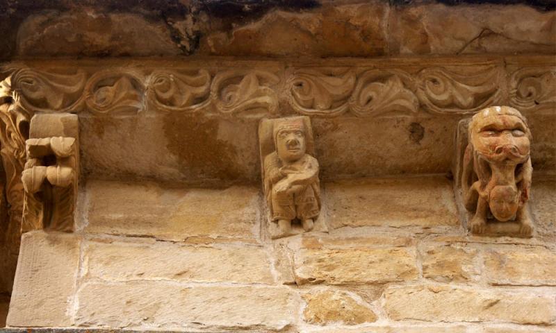 Relieves del templo románico San Pedro de Echano. / ANDRÉS ORTEGA