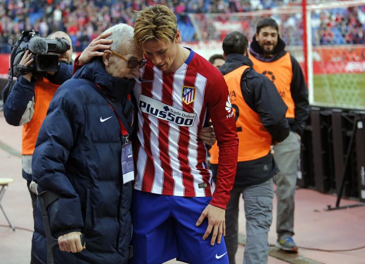 Fernando Torres abraza a Manuel Briñas, responsable de la cantera atlética cuando llegó al club, tras el partido frente al Éibar (3-1)