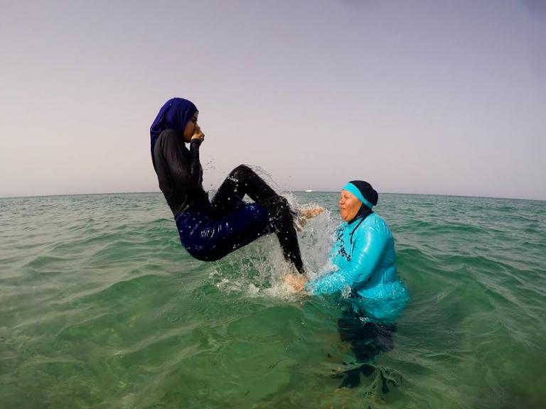 Rahma y su tía Netjya juegan en el mar de Kélibia.