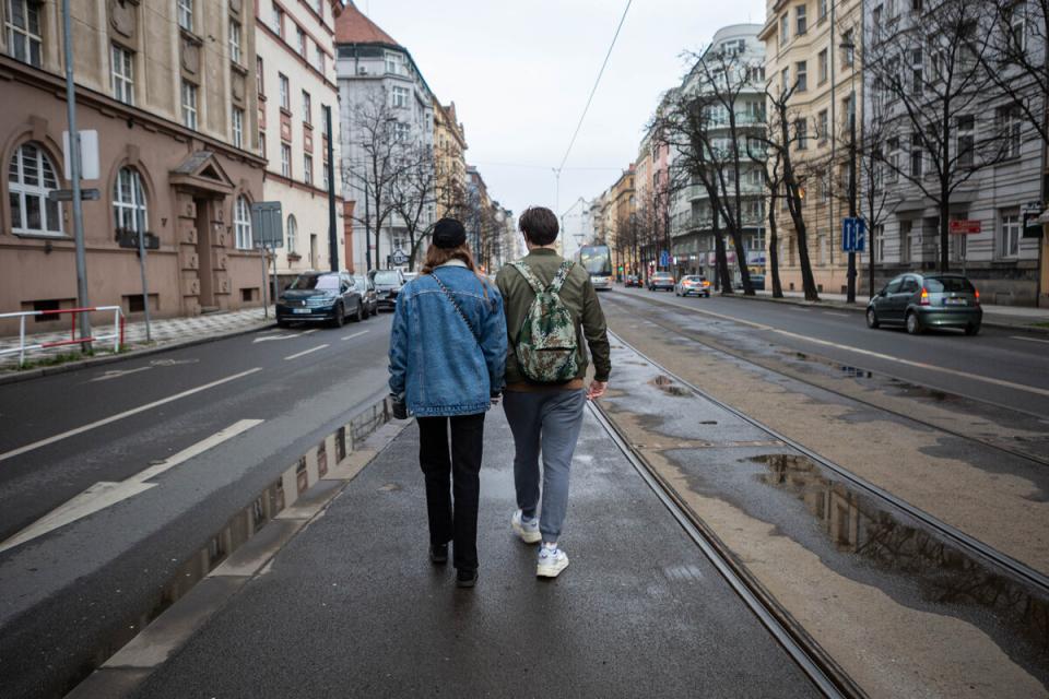 Natasha y Vlad, rusa y ucraniano, se enamoraron por redes sociales y la guerra adelantó sus planes de conocerse en Praga. / Marta Maroto