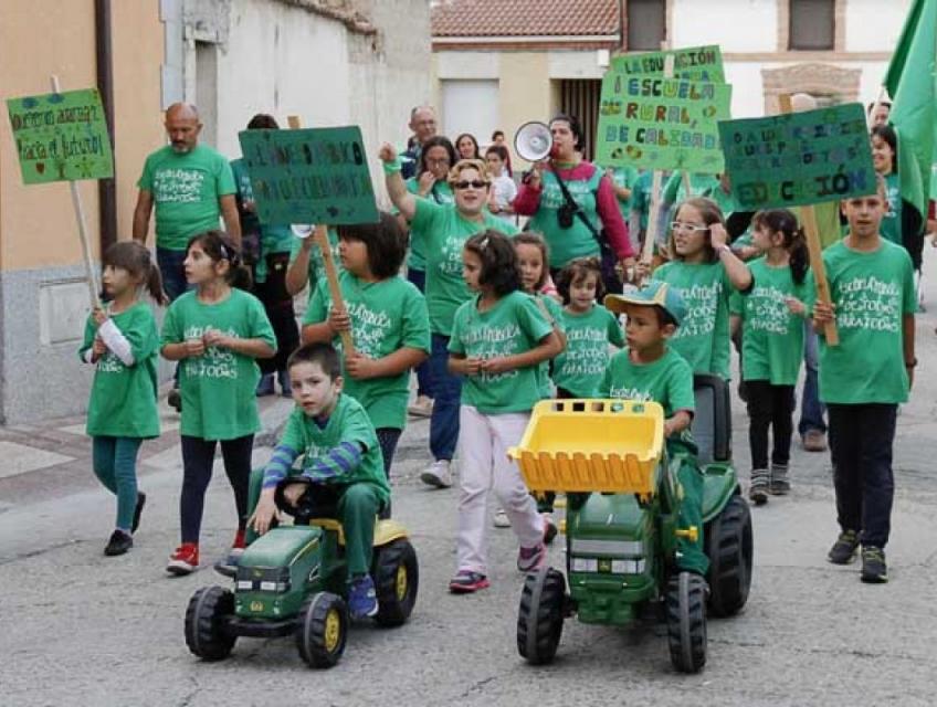 Alumnos y padres de la localidad de Mudrián en defensa de la escuela rural