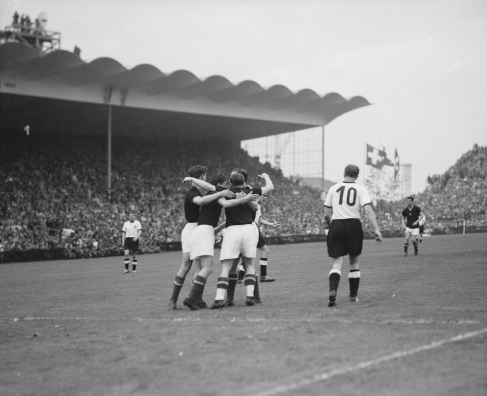 Los jugadores de la selección de húngara de fútbol celebran el primer gol de la final del Mundial de 1954 ante Alemania. / Comet Photo AG (CC)