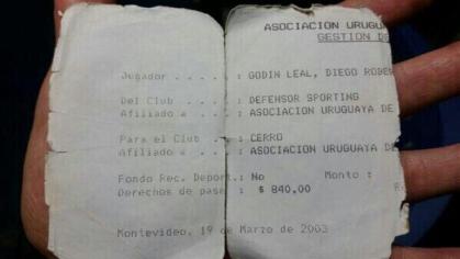 Documento del traspaso de Diego Godín entre los clubs uruguayos Defensor Sporting y Cerro. Marzo de 2003. 