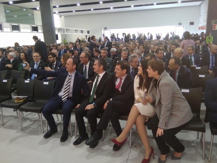 Asistentes a la inauguración del aeropuerto. S. R. 