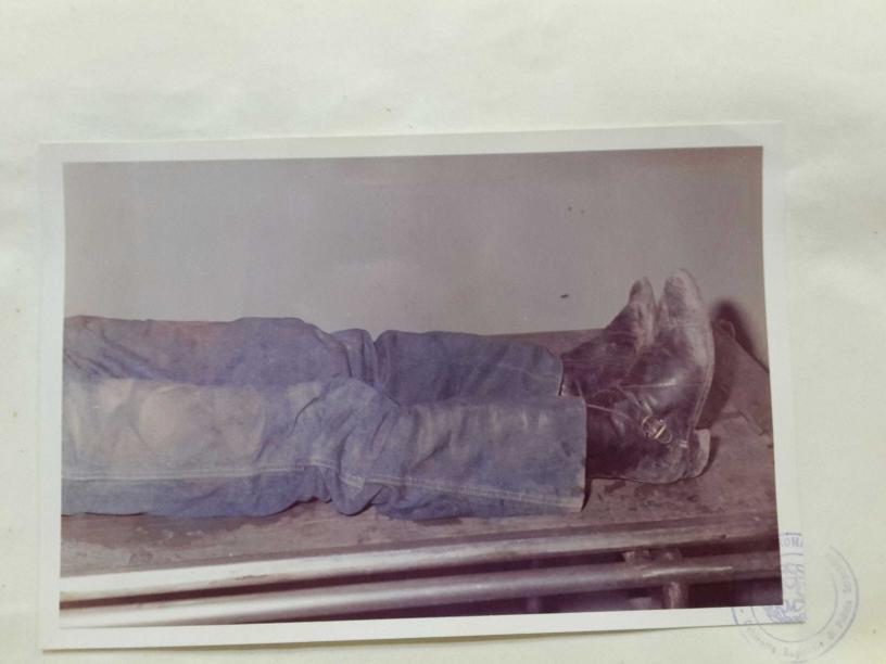 Foto inédita del cadáver de Pasolini, en el depósito de cadáveres, localizada por la autora del libro en los archivos judiciales.