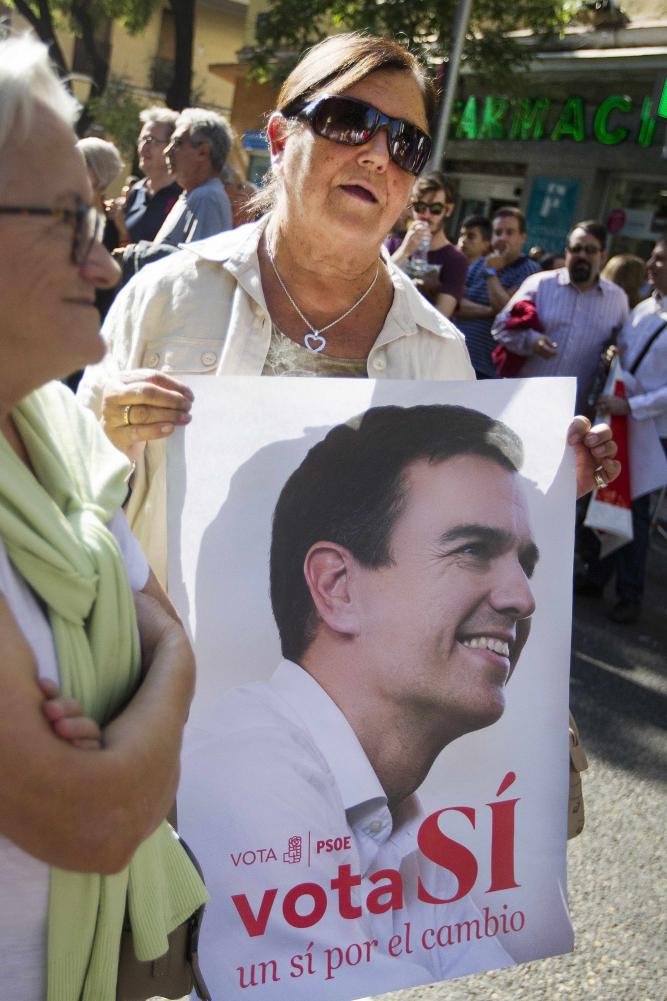 Simpatizante con cartel electoral con Sánchez como protagonista. 