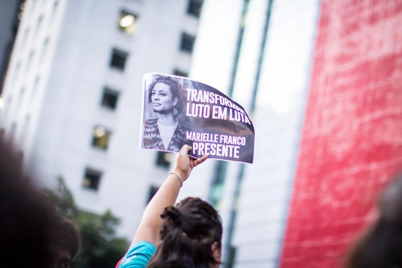 Una persona sostiene una pancarta en memoria de Marielle Franco, durante la manifestación por el asesinato de la concejala. 15 de marzo
