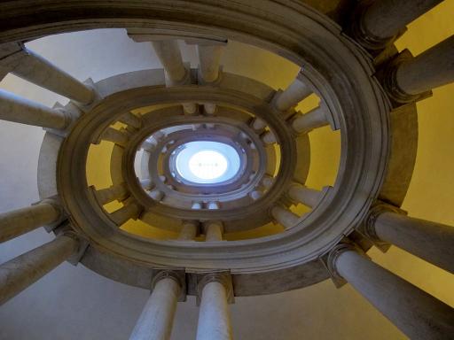 Escalera elíptica de Borromini, en el Palazzo Barberini, en Roma.