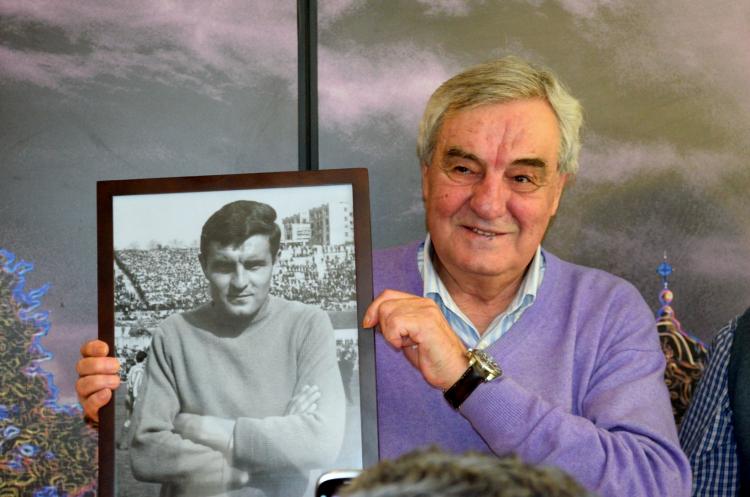 Miguel San Román, junto a una foto suya durante el homenaje que le hizo la peña Los 50