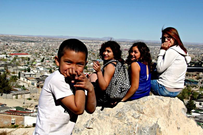 Un grupo de niños junto al barranco del barrio Fronteriza Alta. / Clara Navascués