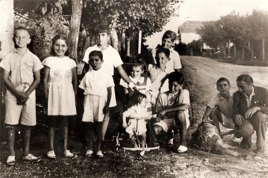 Pepe Aguilar (1º por la izq.) y Ernesto Guevara (2º por la derecha) con familiares y amigos.  
