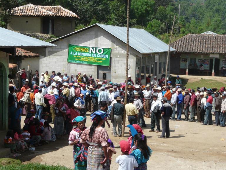 Una consulta comunitaria contra la minería en el municipio de Cunen (Quiche). Foto de Mugarik Gabe.