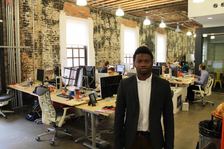 Tobi Adebisi en las oficinas de la compañía de desarrollo de aplicaciones Detroit Labs.