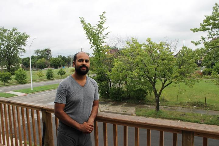 El paisajista Omar Davis, en la terraza de su casa, en Corktown. 