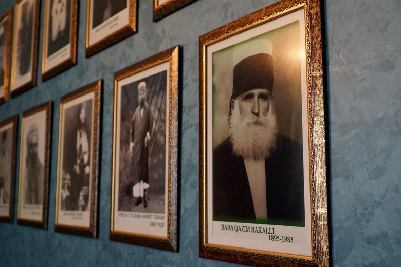 Galería con los retratos de los anteriores líderes espirituales del bektashismo. / Picasa