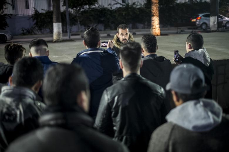 Nasser Zafzafi se dirige a un grupo de jóvenes en la plaza de los Martires en Alhucemas el pasado 17 de diciembre. / Youssef Ouled