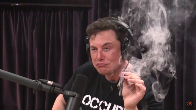 Musk fumando un porro durante una entrevista con Joe Rogan.