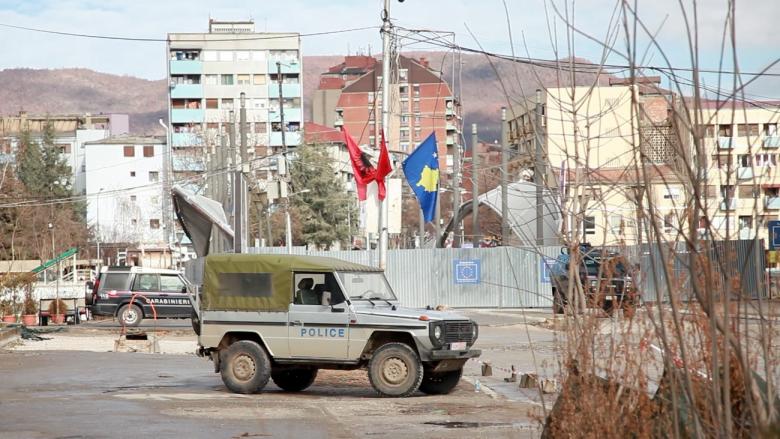 Fuerzas internacionales apostadas junto al puente de Mitrovica.