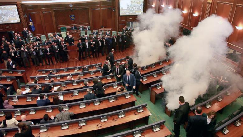 Diputados de la oposición prenden gases lacrimógenos en el parlamento de Kosovo. 