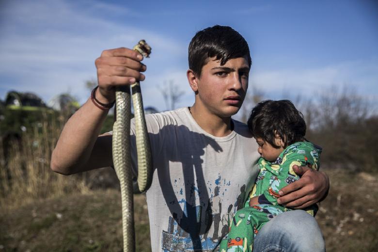 Mohamed posa con Nur y con la serpiente que mató al lado de donde dormía la bebé.