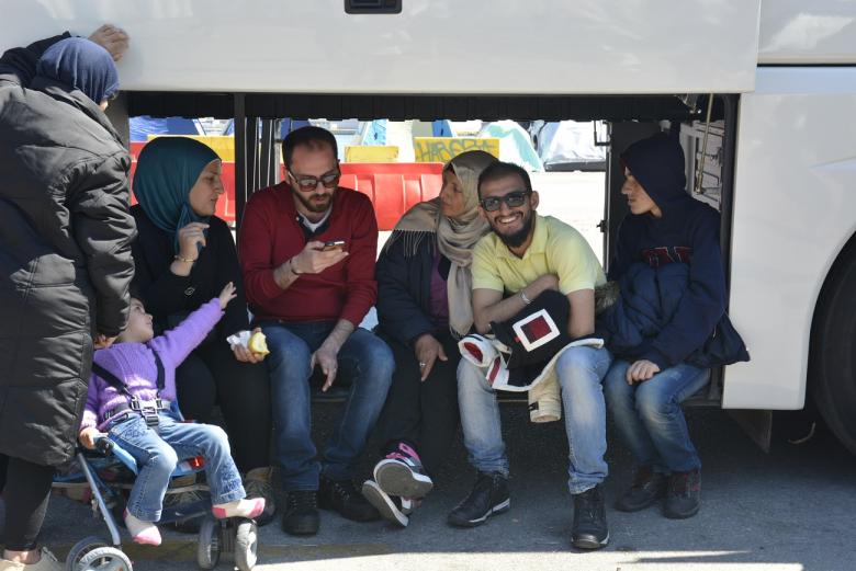 La familia Alhossen espera sentada en el maletero de uno de los autobuses en Ioánina.
