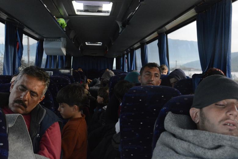 Un grupo de refugiados duerme en uno de los autobuses tras negarse a instalarse en el campo de Ioánina.