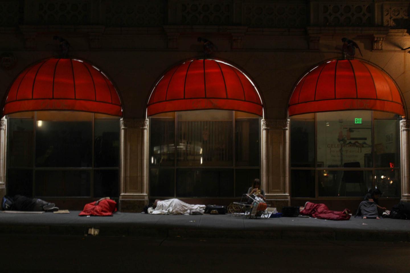 Personas durmiendo en la calle en el Tederloin. 