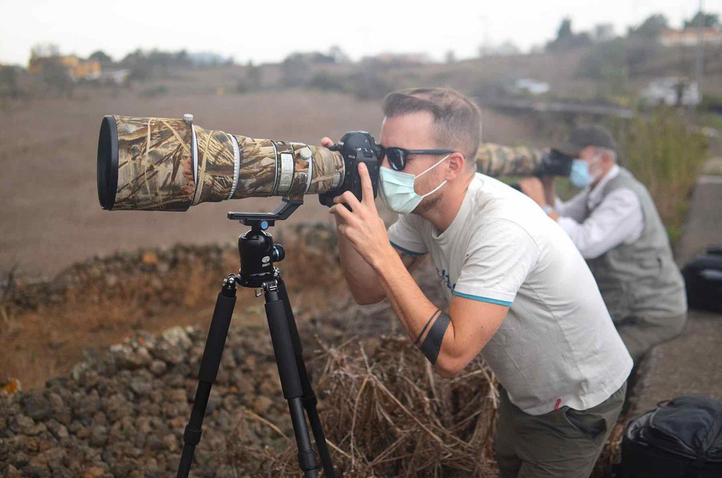 Dos fotógrafos toman fotos de la erupción el 23 de septiembre. M.A.