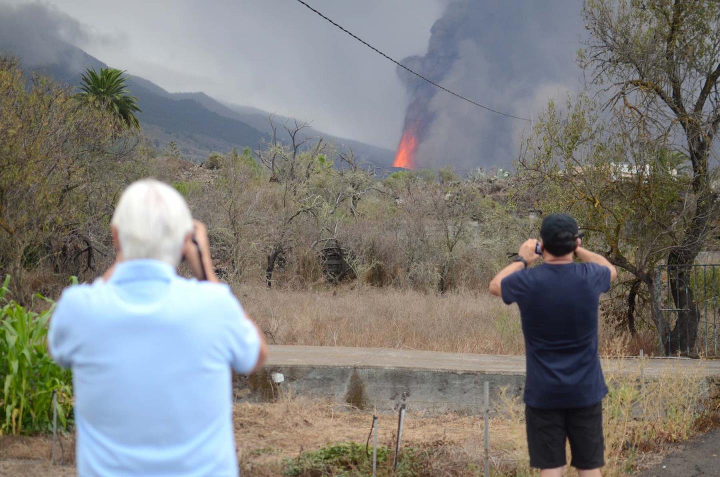Dos vecinos observan la erupción con unos prismáticos. M.A. 