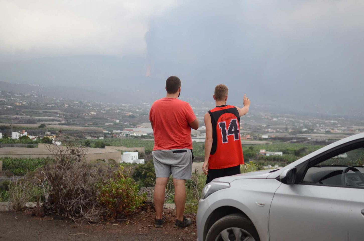 Dos vecinos observando la erupción en la distancia. M.A.