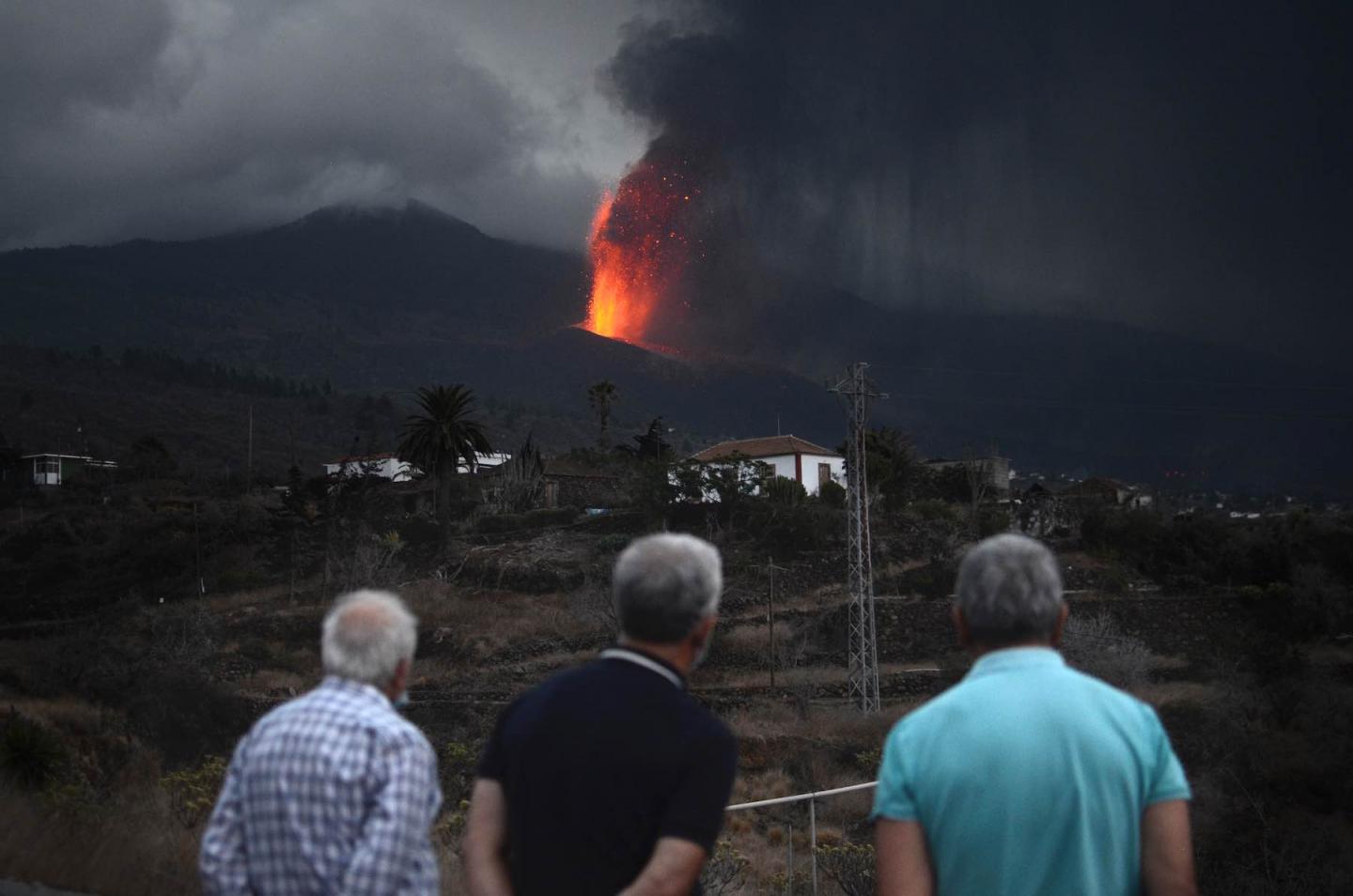 Tres vecinos observando el volcán. M.A.