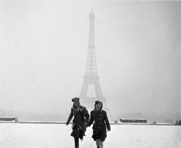 Lee Miller frente a la Torre Eiffel en París. Imagen de la colección Lee Miller y el Surrealismo en España. // Fuente: Fundación Joan Miró y Fundación BBVA