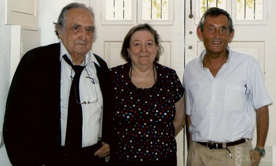 Rafael Sánchez Ferlosio, Demetria Chamorro y Miguel Delibes de Castro, en Coria, verano de 2005 / Fundación Miguel Delibes, AMD,124,167.