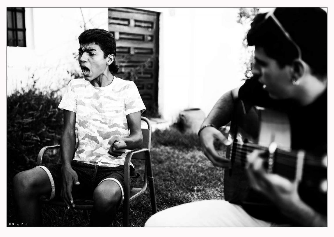 Pepe, El Boleco, cantando en un patio de Puebla. Foto: Rufo. 