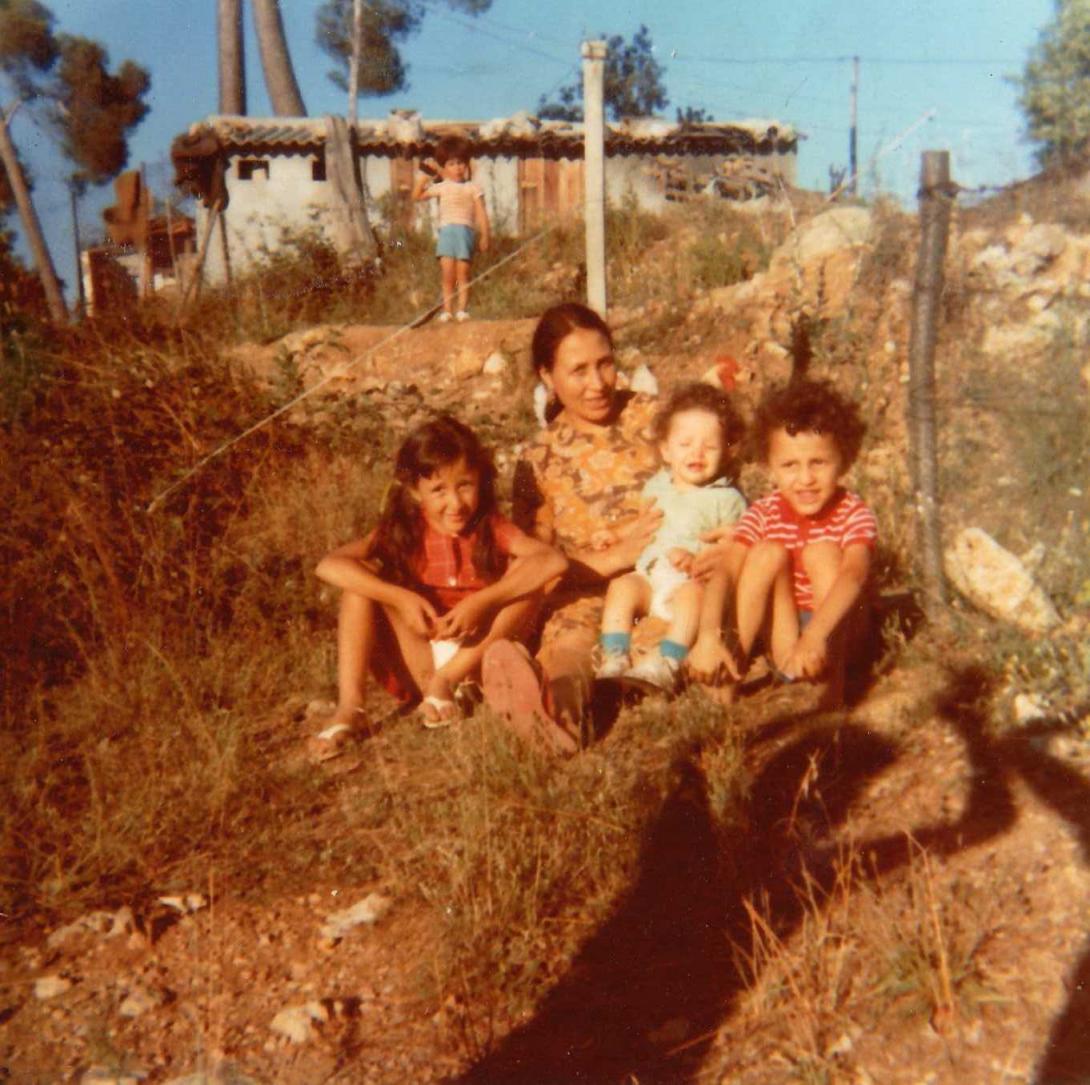 La madre de Fatima, con tres de sus hijos en el campo de Mouans Sartoux en 1973. Fátima no aparece en la imagen / Fondo privado Fatima Besnaci-Lancou 