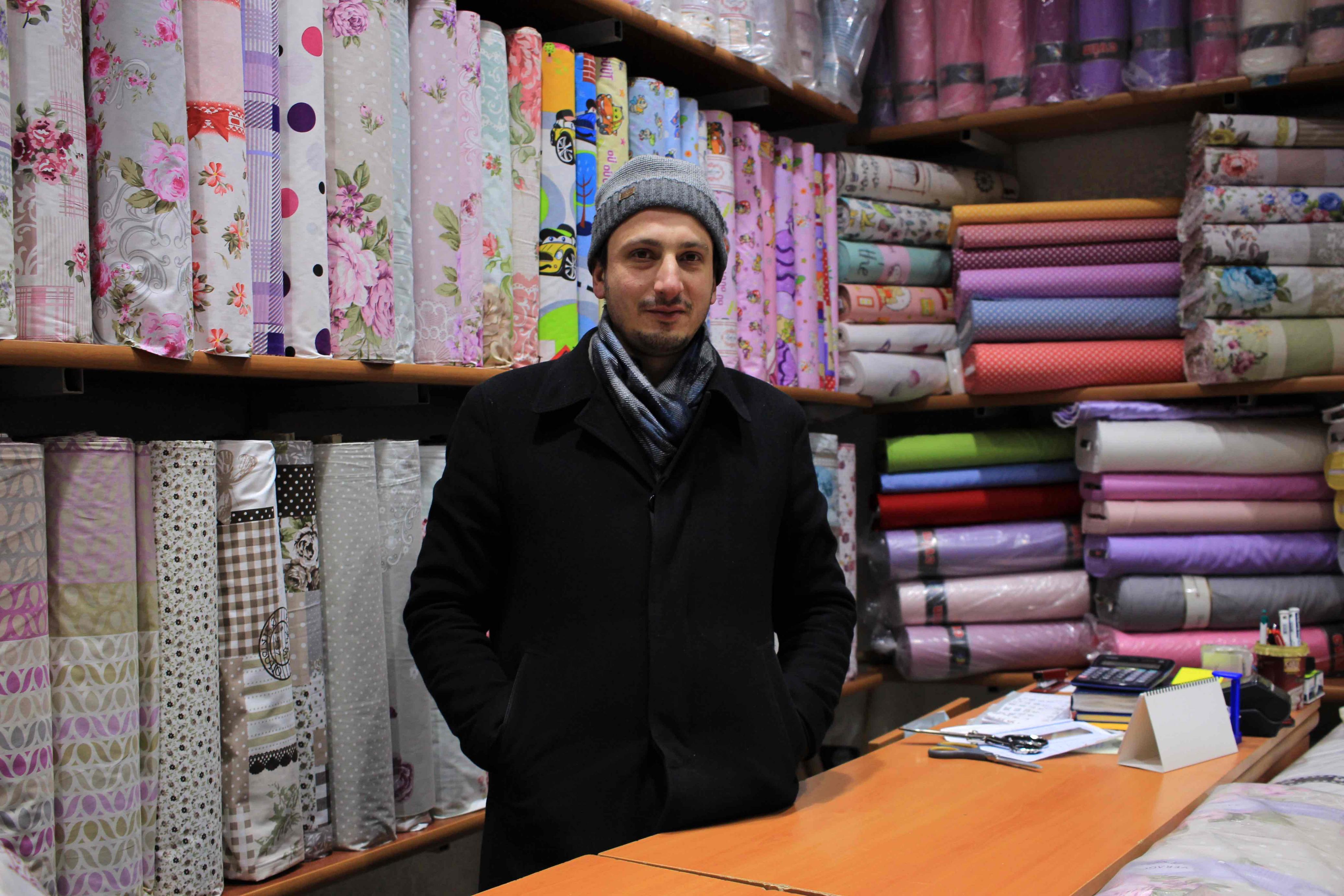 Ali Çiplak Killiç, oriundo de Elazig, en su tienda de telas para la confección.
